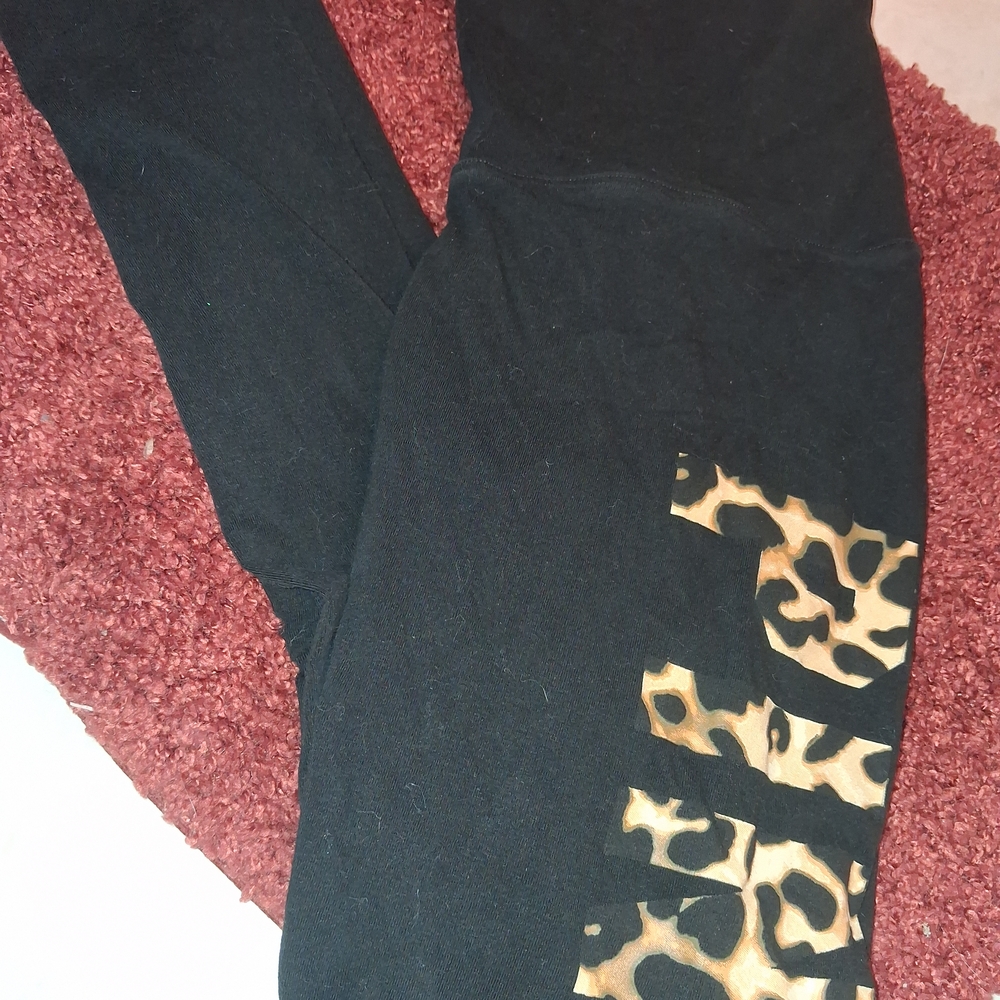 Chic Black Leggings with Leopard Accent